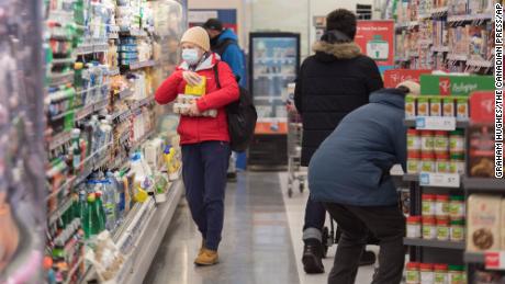 Quebec closes further, fearing the collapse of its hospitals